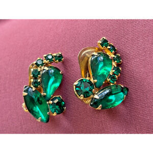 Vtg Emerald Green Rhinestone Prong Set Clip On Earrings Gold-tone